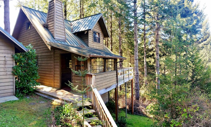 Brookings Cabin | Cozy Woodland Cabin with Oceanfront Views and Breakfast