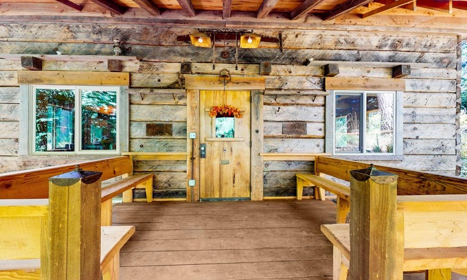 Clinton House | Idyllic Woodland Cottage with Firepit and Treehouse Escape