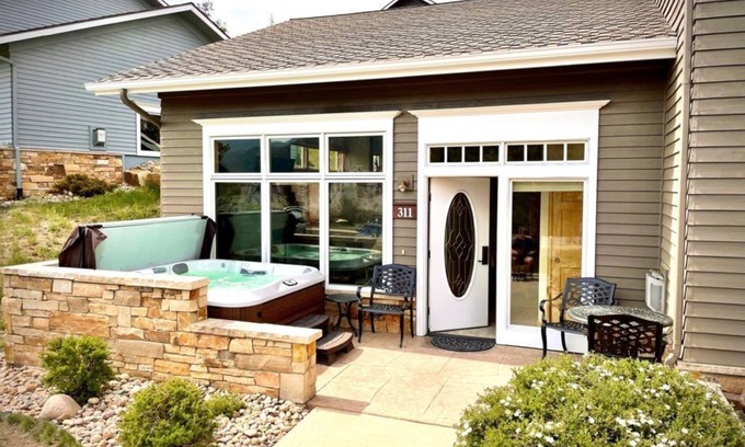 Stanley Hills Condo | Scenic Condo Retreat with Hot Tub & Mountain Views