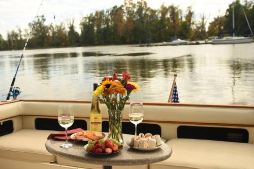 Catskill Boat Rental | Elegant Yacht Retreat on Catskill Creek with Ocean Views