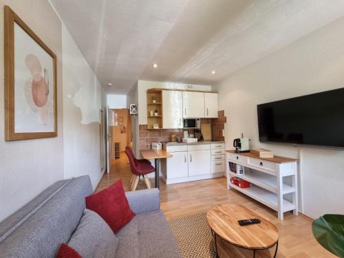 Hamelin Apartment | Charysma - Country Style with Oceanfront Views & Parking