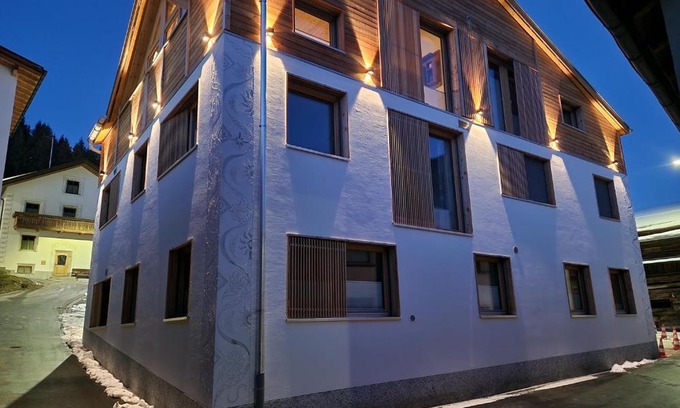 Ravaisch Apartment | Pet-Friendly Retreat at Chasa Siringia EG - Rated 9/10