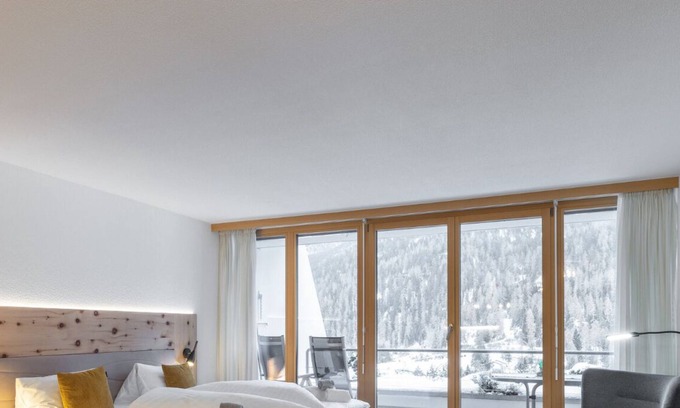 Engadin Scoul Apartment | Renovated Alpenchic Studio in Holiday Park Tulai F114