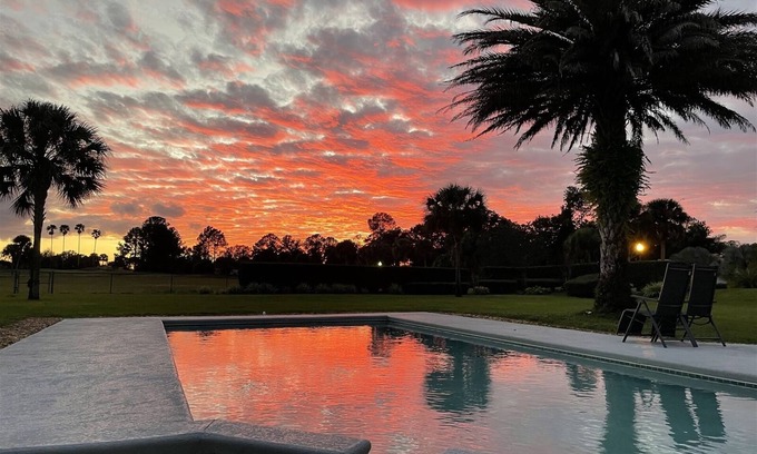 Groveland House | Idyllic Golf Course Retreat in Gated Community with Pool