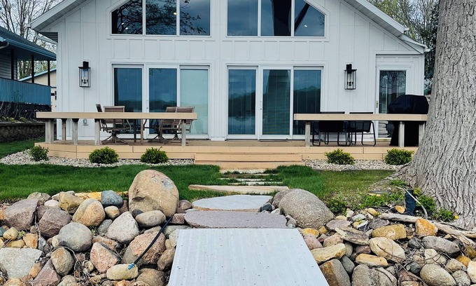 Elysian House | Experience a Waterfront Retreat at Lake Francis - Kayaks & More