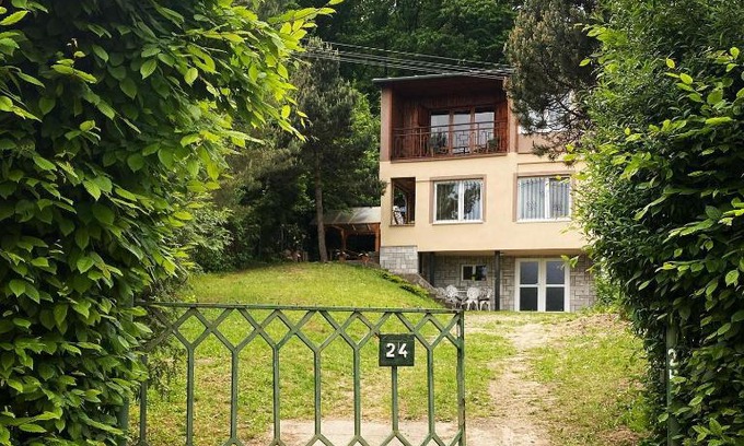 Vinne Apartment | Pet-Friendly Retreat at Chatôčka na Šíravke with Ocean View