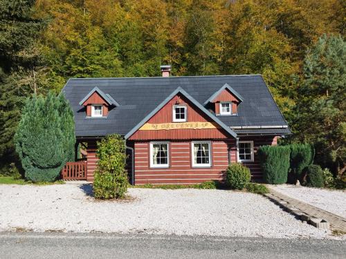 Zacler Ski Chalet | Discover Chata 70 Dřevěnka: Family-Friendly Retreat in Krkonoše