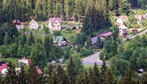 Horni Becva Ski Chalet | Cozy Chata Barborka: Pet-Friendly Retreat with Pool