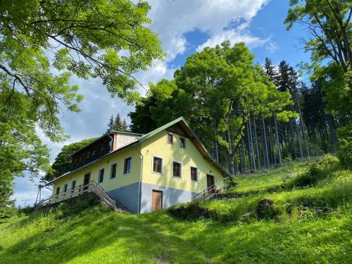 Strazne Ski Chalet | Chata Botas: Cozy Retreat with Pet-Friendly Amenities
