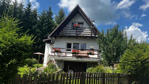 Karlovy Dvory House | Cozy Chata Hůrka: Pet-Friendly Oceanfront Retreat