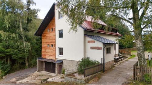 Jiretin pod Jedlovou House | Welcoming Chata JedlOvka: Family-Friendly Retreat with Kitchen