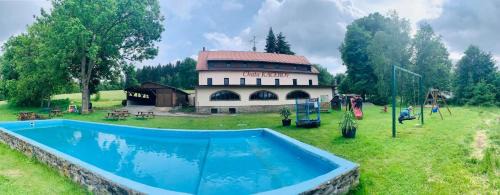 Kasperske Hory House | Pet-Friendly Chata Kačerov with Breakfast & Hot Tub