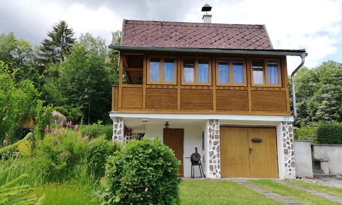 Chroboly Apartment | Discover Chata Kubíček na Šumavě: Pet-Friendly Retreat