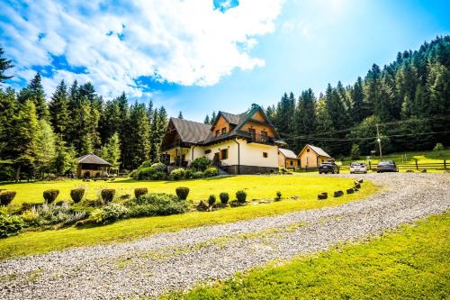 gmina Słopnice Bed & Breakfast | Experience Bliss at Chata "na Końcu" Świata with Ocean Views