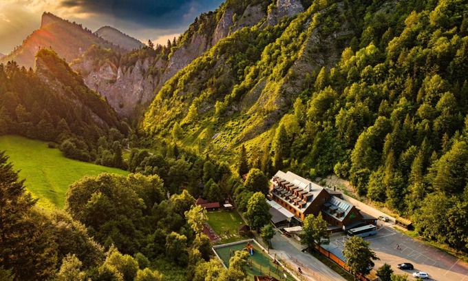 Lesnica Hotel | Experience Comfort at Chata Pieniny with Ocean Views
