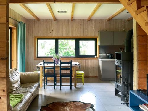 Zagorz Ski Chalet | Charming Chata pod Cześnią: Pet-Friendly Retreat with Kitchen