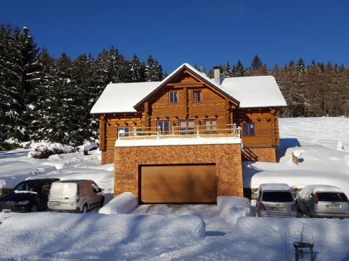 Janske Lazne House | Enchanting Retreat at Chata - Srub Kašparáci with Pool & Spa