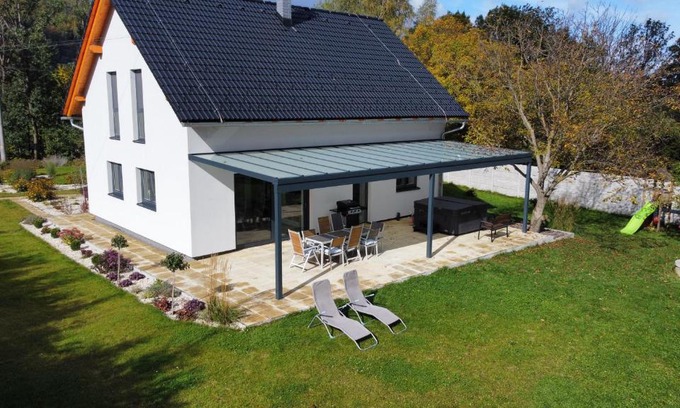 Trojanovice Villa | Relax at Chata u Potůčku: 4-Star Retreat with Hot Tub