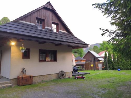 Terchova House | Cozy Chata za Potokom: Pet & Child Friendly Retreat