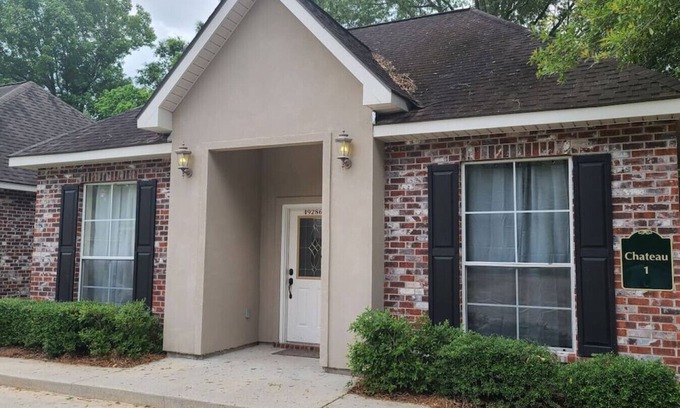 Pine Grove Apartment | Chateau 1: Pet-Friendly Townhouse with Breakfast in Tickfaw