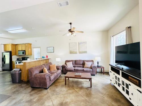 Pine Grove Apartment | Chateau 14: Family & Pet-Friendly Retreat with Great Reviews