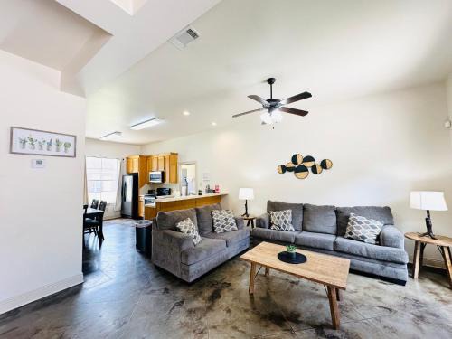 Pine Grove Apartment | Pet-Friendly Chateau 16: Rated 10/10 for Family Comfort