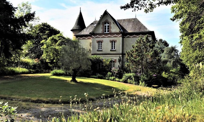Chateauponsac Bed & Breakfast | Guest Rated 9.6: Stay at Chateau Coeur de Lion Today