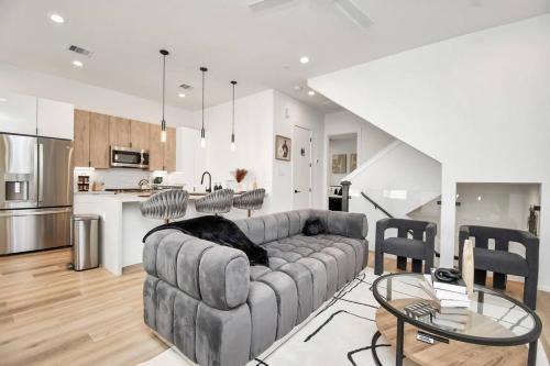 OST - South Union House | Chateau de Amour- Exquisite Townhouse - Medical Center, Downtown HTX