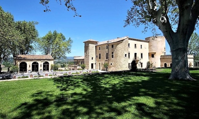 Bonnieux Villa | Chateau de Bonnieux: Enchanting Retreat for 15 Guests
