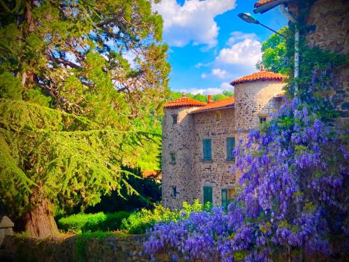 Le Monteil Bed & Breakfast | Relax at Chateau Paysan Ecolobio with Private Beach Access