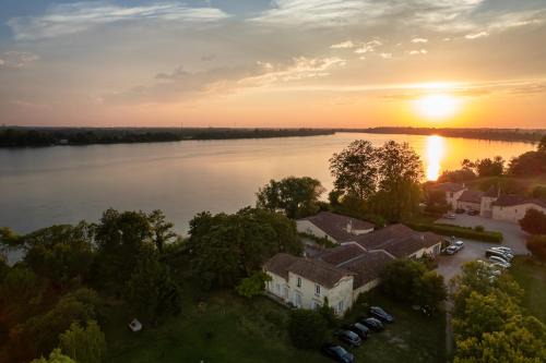 Lugon-et-l'ile-du-Carney Bed & Breakfast | Oceanfront Chateau de la Vieille Chapelle with Top Amenities