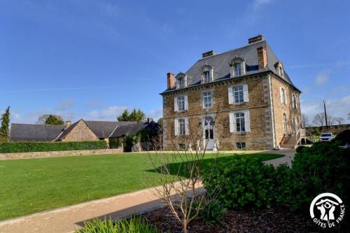 Mezieres-sur-Couesnon Bed & Breakfast | Relax at Chateau de la Giraudais: Family-Friendly Retreat