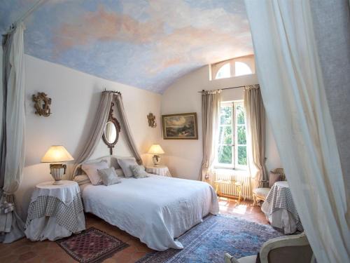 Suevres Bed & Breakfast | Elegant Chateau de la Rue with Oceanfront Pool Access
