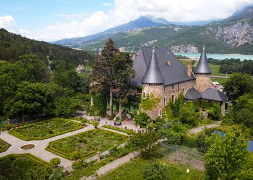 Les Sagnieres Hotel | Top-Rated Chateau De Picomtal with Family-Friendly Amenities