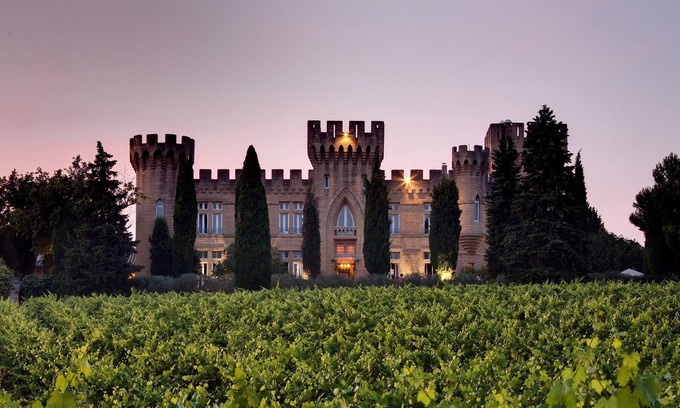 Chateauneuf-du-Pape Hotel | Elegant Chateau Des Fines Roches with Pool & Spa Amenities