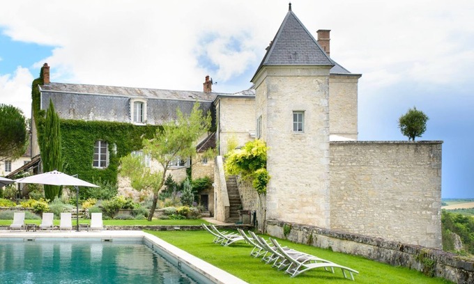 Mailly-le-Chateau Other | Experience Chateau Des Siecles: A Magnificent Castle Retreat