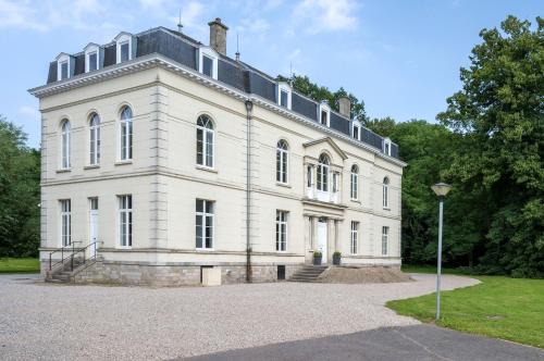 Cappelle-en-Pevele Villa | Enchanting Chateau du Béron: Family-Friendly Retreat