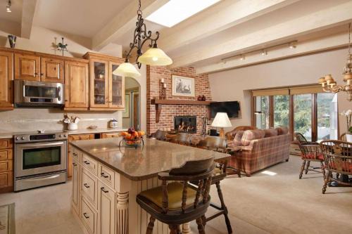 Aspen House | Elegant Chateau DuMont 17: Perfect for Families, Rated 10/10