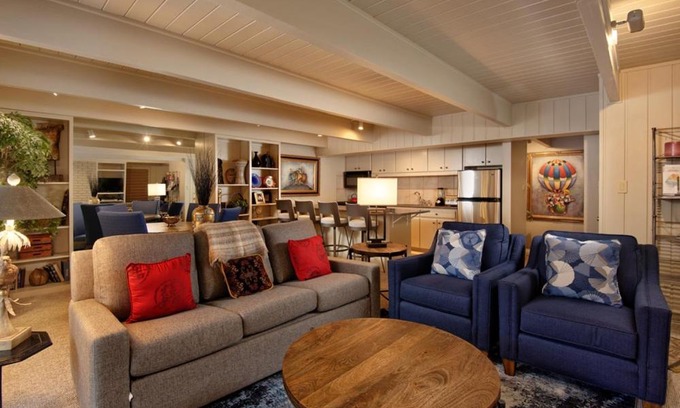 Aspen House | Stylish Chateau Dumont Unit 11 in Downtown with Breakfast
