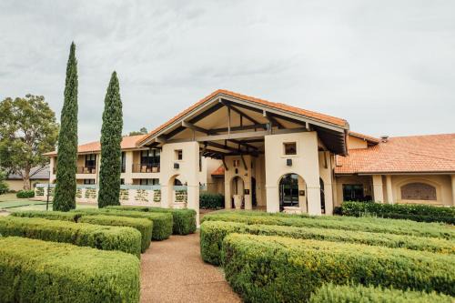 Pokolbin Resort | Elegant Chateau Elan At The Vintage: Spa & Pool Retreat