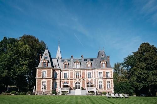 Saint-Denis-le-Thiboult Hotel | Inviting Chateau-Hotel De Belmesnil with Family-Friendly Perks