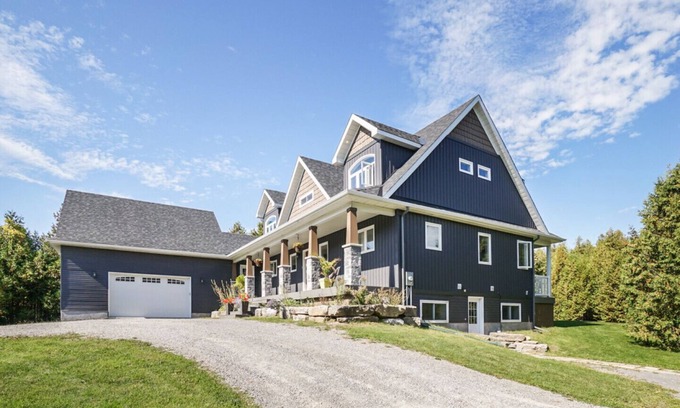 Beckwith House | Chateau Jan: Family-Friendly Walkout Apartment with Pool