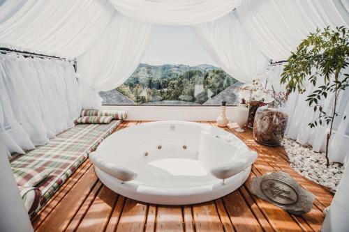 Vila Everest House | Discover Chateau La Villette: Oceanfront Bliss Awaits