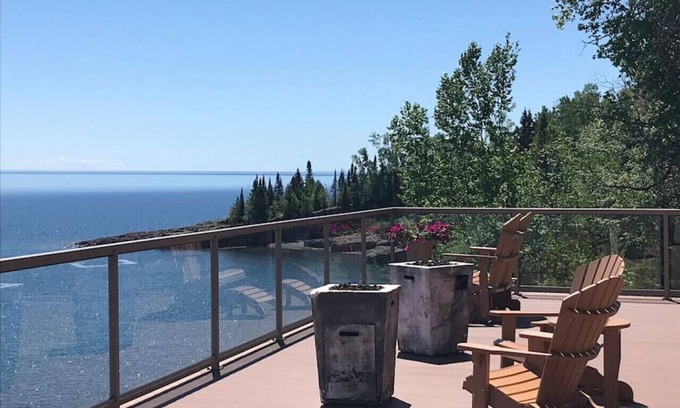 Tofte Condo | Discover Chateau LeVeaux Unit 20 with Lake Views & Breakfast