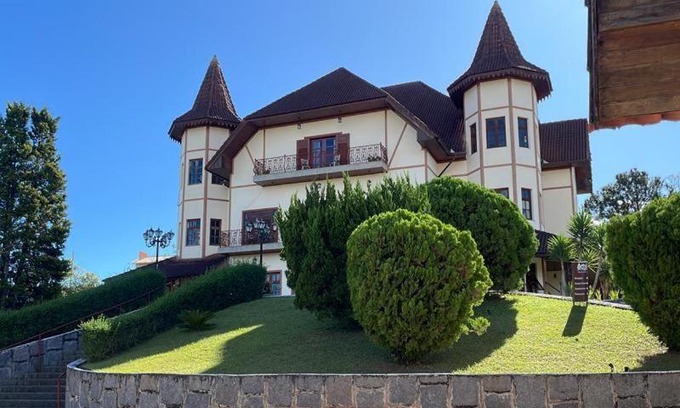 Vale dos Pinheiros Hotel | Chateau Palace: Pet-Friendly Retreat with Pool & Breakfast