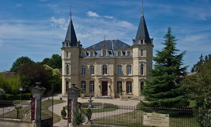 Eyrans Bed & Breakfast | Experience Chateau Pontet d'Eyrans & Spa: Rated 9.8/10!