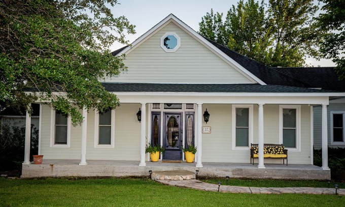 Chappell Hill House | Inviting Chappell Hill Farm House with Pool and Spa