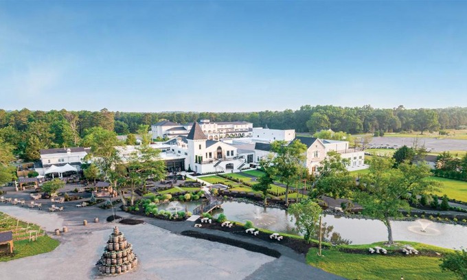 Egg Harbor City Hotel | Renowned Chateau Renault: Oceanfront Haven with Pool