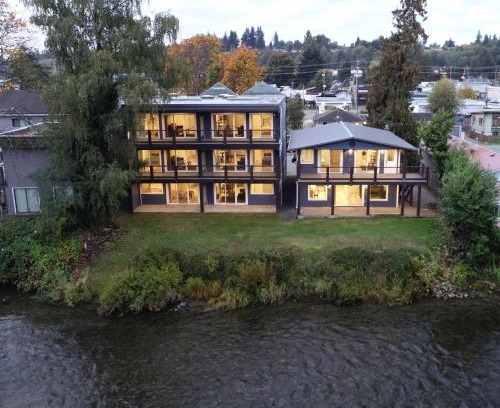 Campbell River Hotel | Riverside Retreat: Highly Rated Stay with Family Amenities
