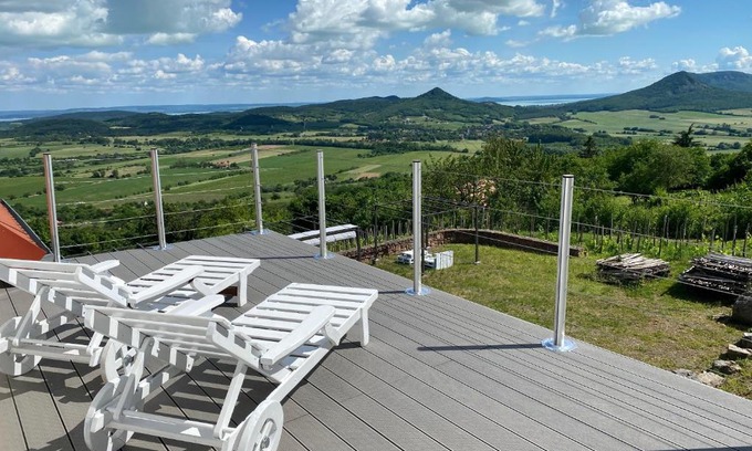Gyulakeszi Apartment | Unforgettable Stay at Chateau Segesdi BorApartman